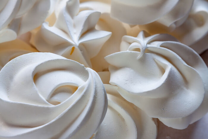 Vanilla meringues swirls