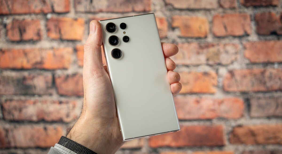 The S23 Ultra's flatter side rails make it comfortable to hold. Picture: Noel Campion.