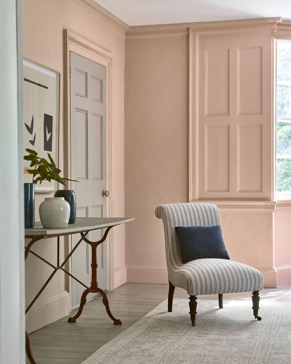  In a drapery-free room, a smaller fabric piece can be deployed in the re-upholstery of a chair to introduce an on-trend or vintage-style fabric (fabric by Jane Churchill).