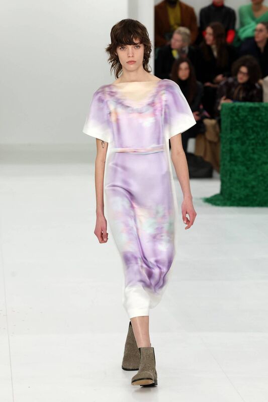 A model shows a creation from the Loewe Womenswear Fall Winter 2023-2024 collection. A model shows a creation from the Loewe Womenswear Fall Winter 2023-2024 collection.