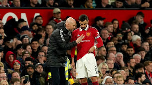 <p>YOU'RE THE MAN: Manchester United manager Erik ten Hag speaks with Bruno Fernandes.</p>
