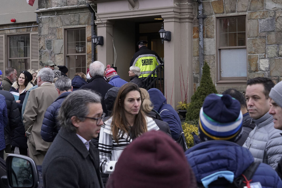 A law enforcement official stands in an entryway to a branch of Silicon Valley Bank this week as customers and bystanders line up outside. Picture: AP Photo/Steven Senne A law enforcement official stands in an entryway to a branch of Silicon Valley Bank this week as customers and bystanders line up outside. Picture: AP Photo/Steven Senne