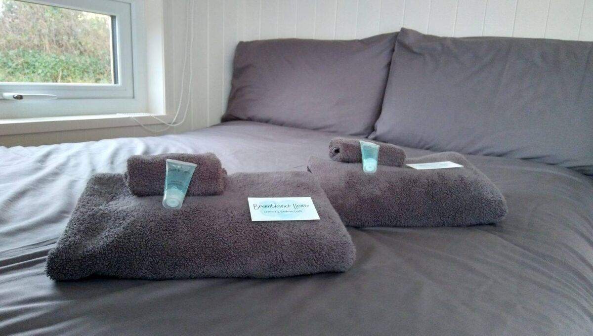 Inside a Bramblewick-House hut, an ideal spot for a pet-friendly break.