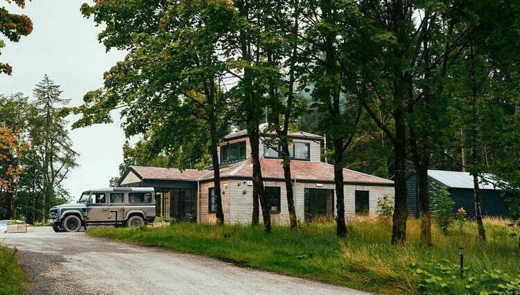The Cabü by the Lakes log cabins and lodges, not far from Cavan town, bring you right into the heart of marvelous woodlands within the beautiful Killykeen Forest Park. 