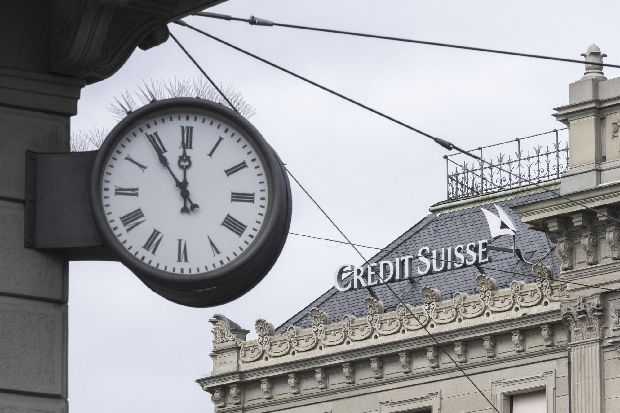 Swiss government orders Credit Suisse to suspend bonus payments