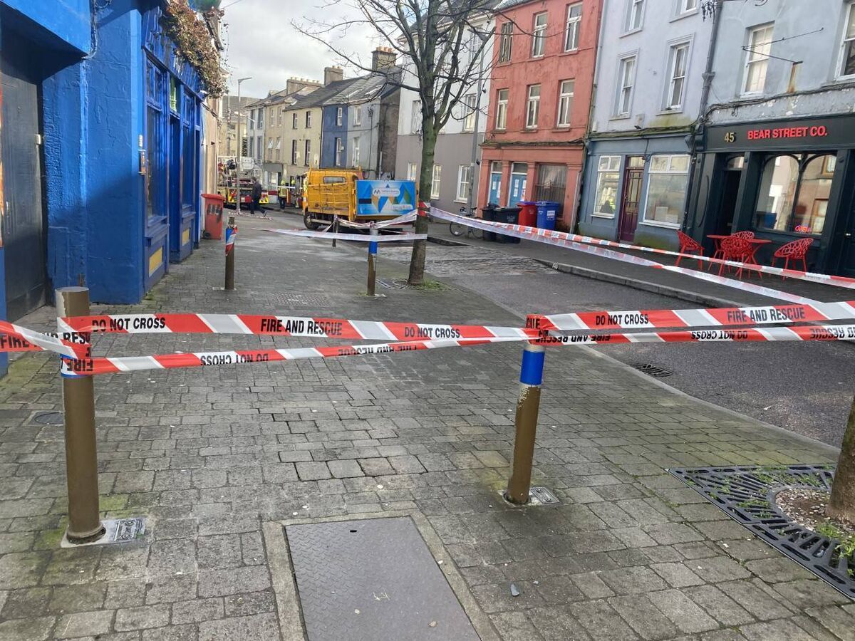 The section of the street surrounding the affected house is fully closed, with no access to pedestrians while work is ongoing.