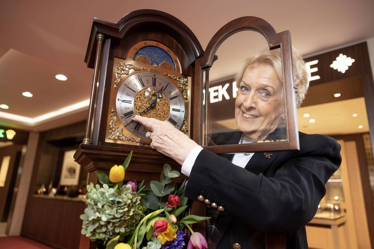 Mary Waters from Keanes on Oliver Plunkett Street, Cork, reminding you to set your clocks forward this weekend. Photo: Cathal Noonan Mary Waters from Keanes on Oliver Plunkett Street, Cork, reminding you to set your clocks forward this weekend. Photo: Cathal Noonan