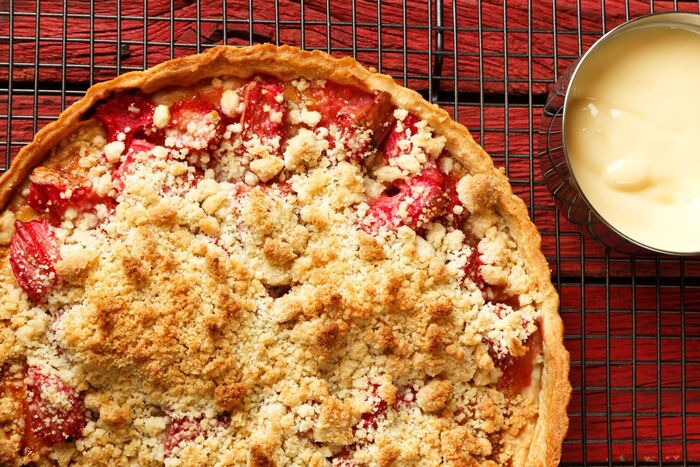 Crunchy rhubarb crumble tart