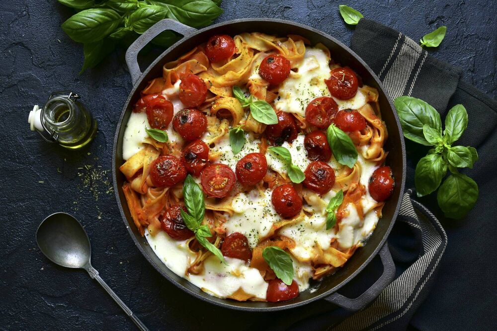 Tagliatelle with mozzarella and fresh basil