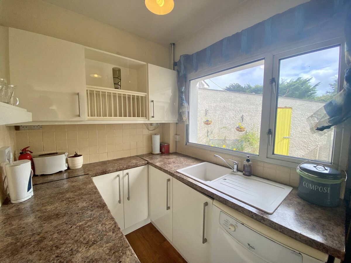 Kitchenette to the side Kitchenette to the side