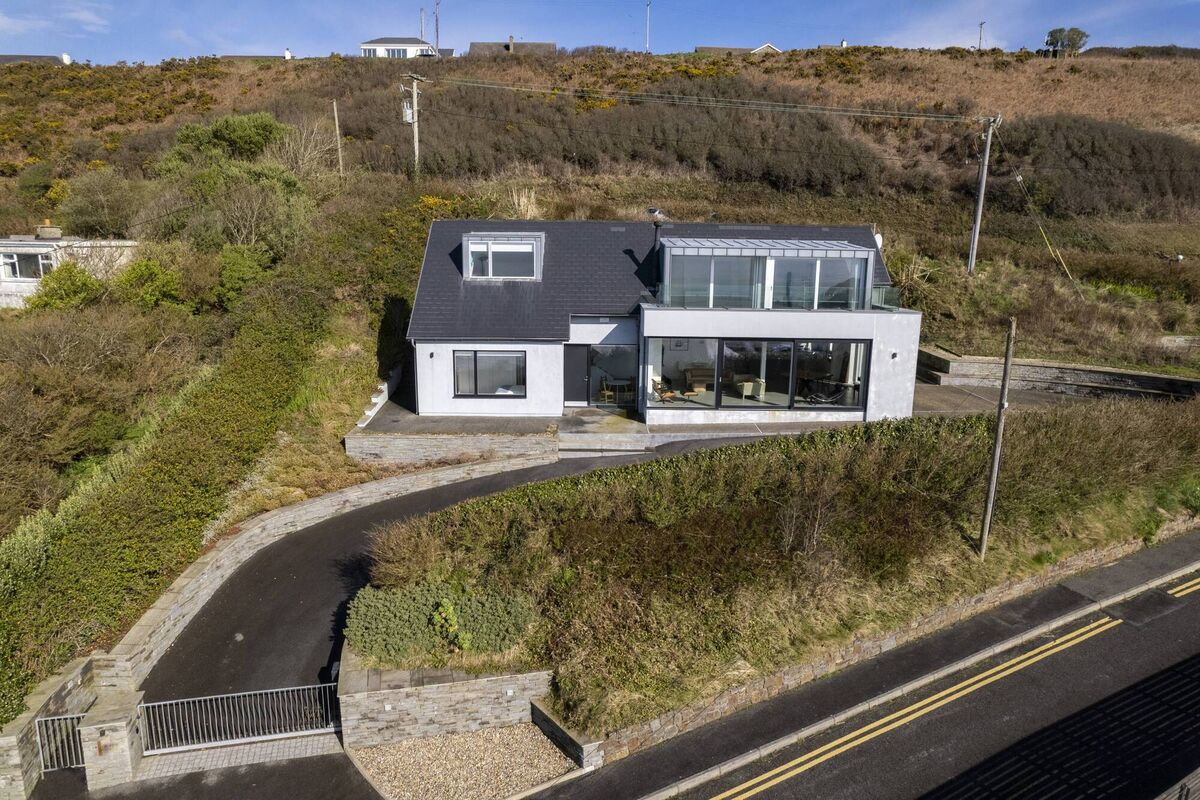 Tearmann replaced an earlier bungalow on the 0.6 acre site