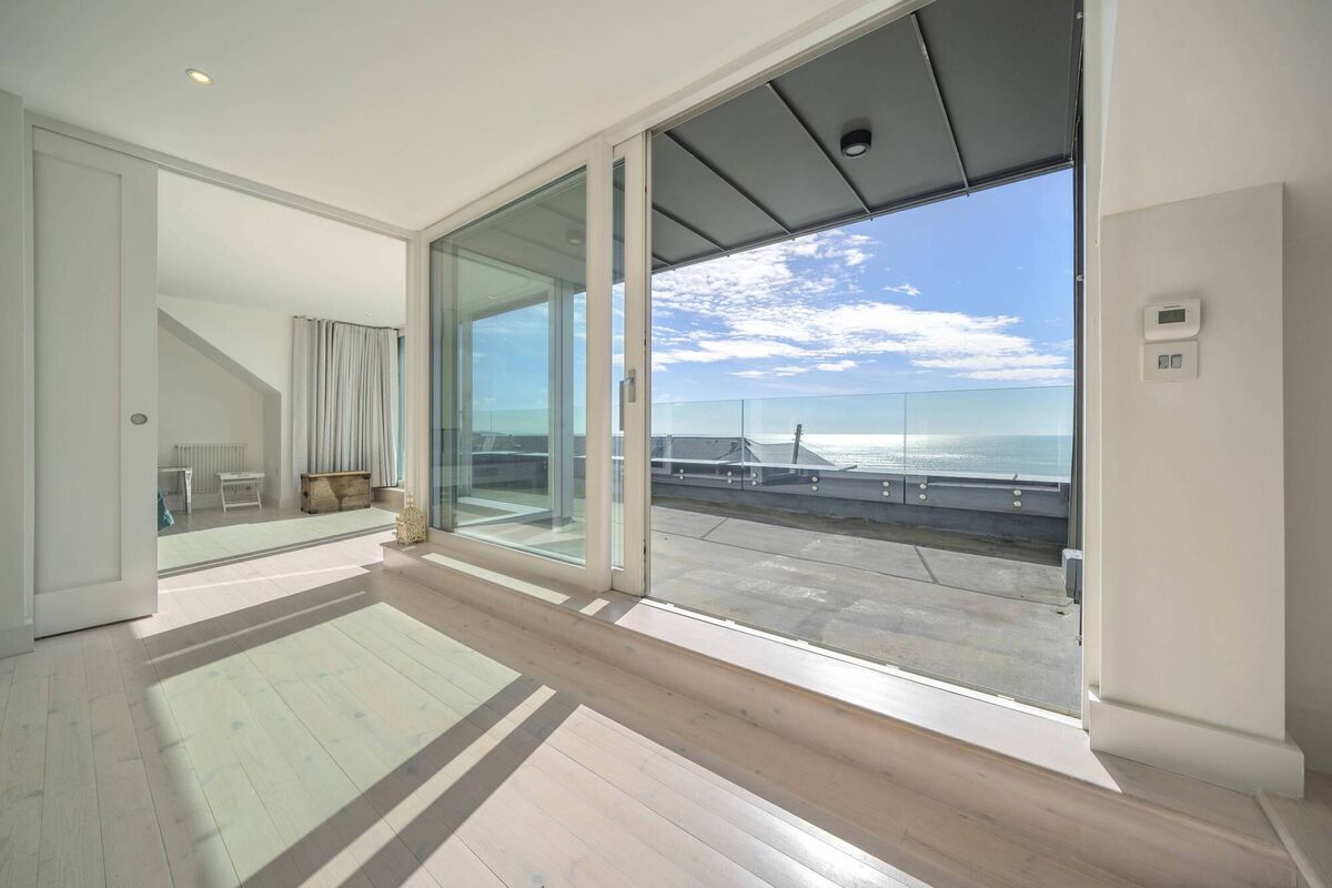 Access to front first floor balcony