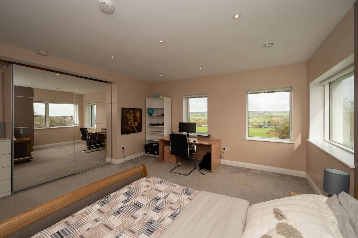 Double aspect main bedroom