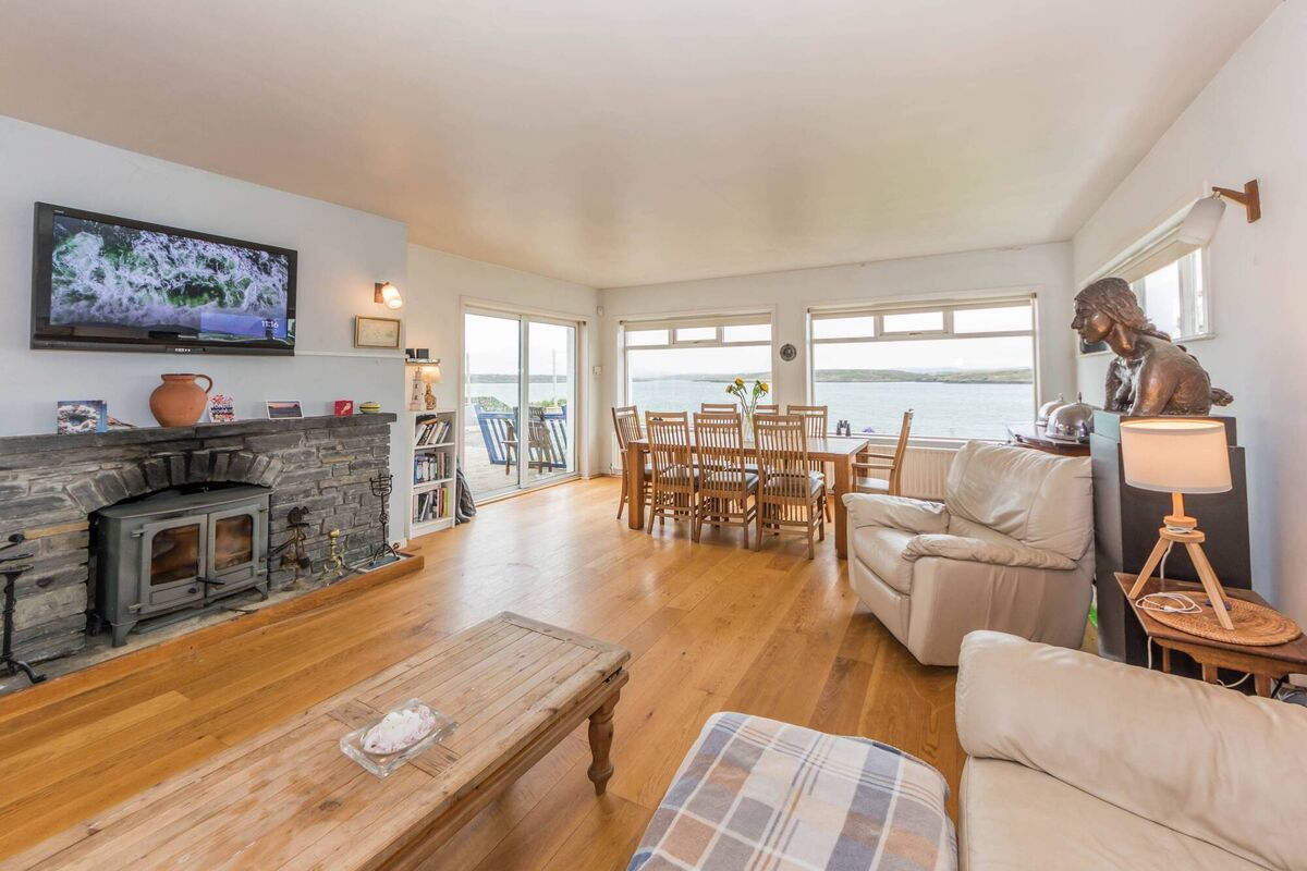 Interior with theatrical views Interior with theatrical views