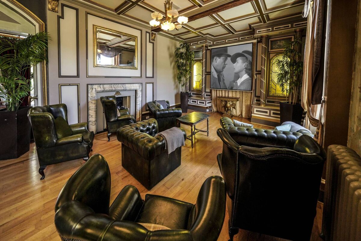 Entertainment on hand Entertainment on hand