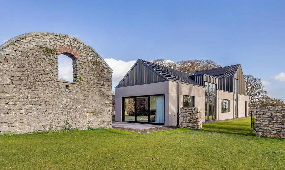 Walled Garden House is sharp and crisp modern interpretation of a traditional agricultural shed.