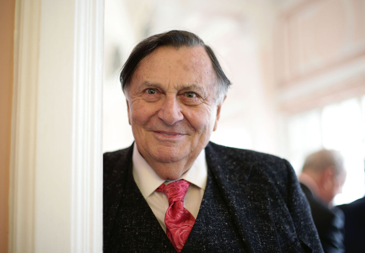  Barry Humphries arriving for the Oldie of the Year awards, at Simpsons-in-the-Strand, London. 
