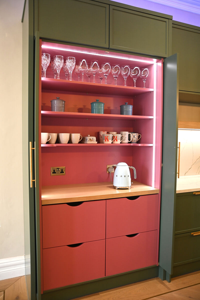 Kitchen unit with slide-back doors to keep items/appliances 'hidden'. Kitchen unit with slide-back doors to keep items/appliances 'hidden'.