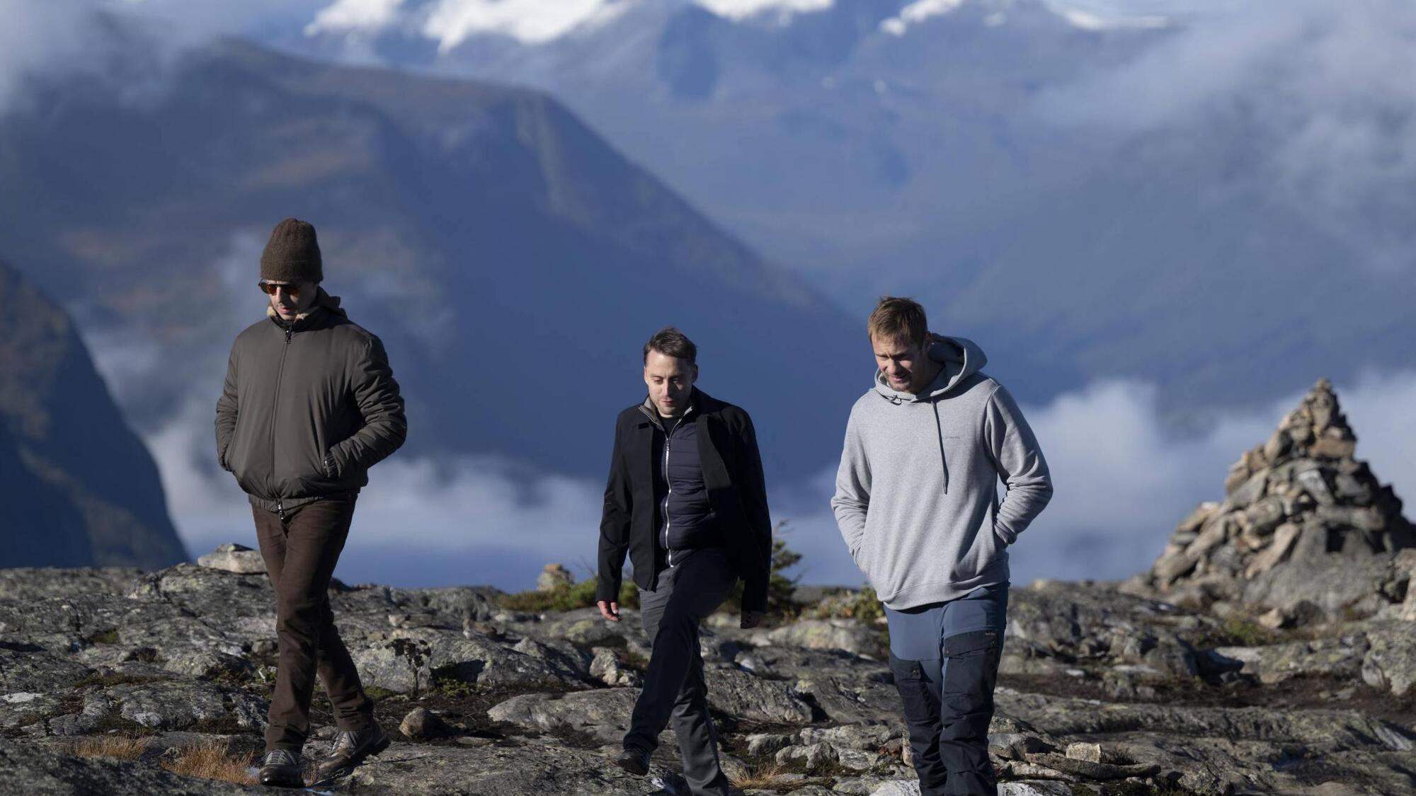 As their father is being prepared for burial, the Roys are trying to seal a deal with Matsson. 