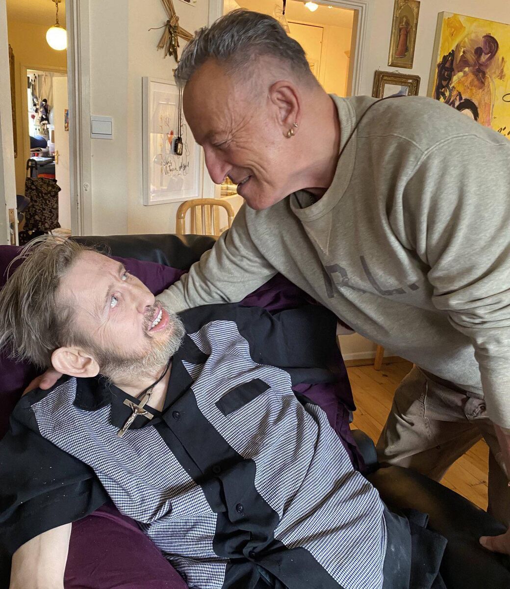 Bruce Springsteen pays a visit to Pogues singer-songwriter Shane MacGowan at his Dublin home.