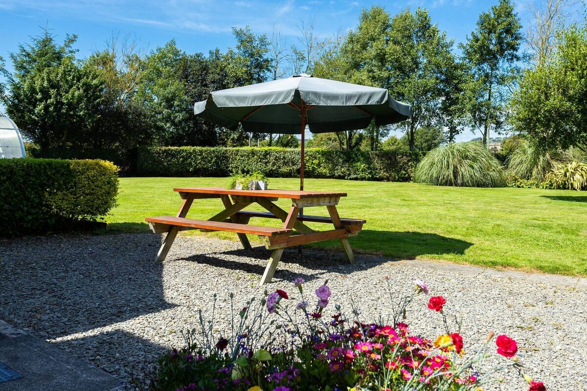 Trim lawns at the Jeffery home