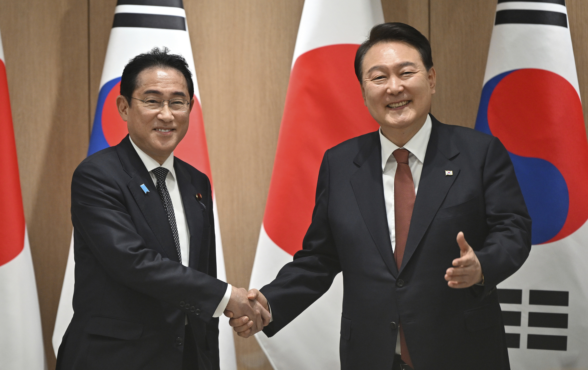 South Korean and Japanese leaders meet again to improve ties