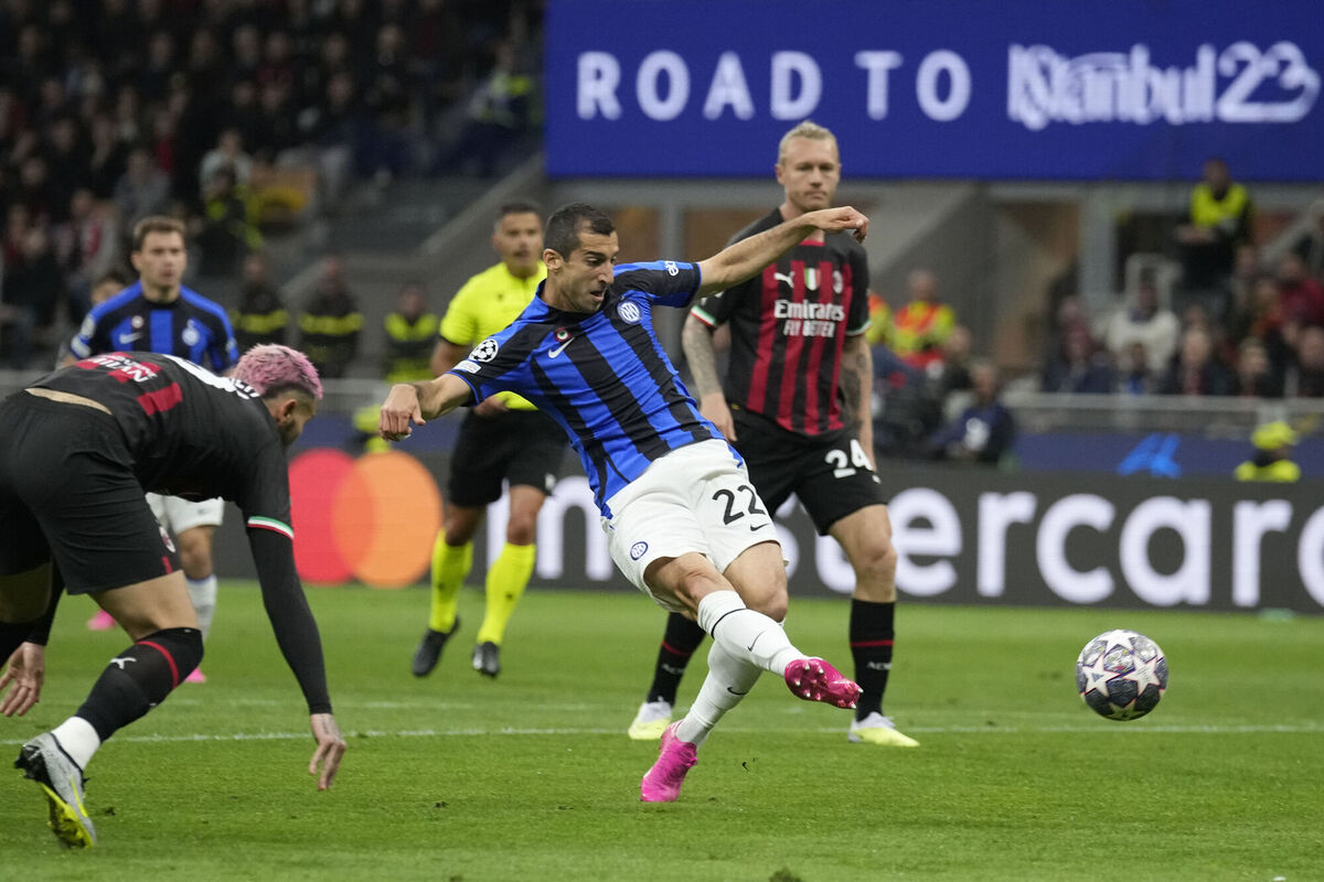 Inter Milan's Henrikh Mkhitaryan, right, scores his side's second goal during the Champions League semifinal first leg soccer match between AC Milan and Inter Milan at the San Siro stadium in Milan, Italy, Wednesday, May 10, 2023. (AP Photo/Antonio Calanni)