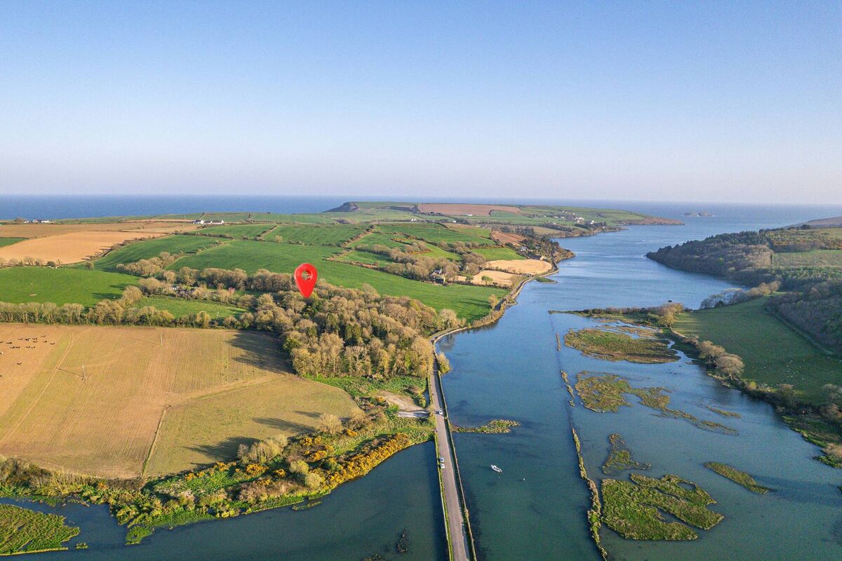 Annefield House is by Ballinclashet Creek, Oysterhaven