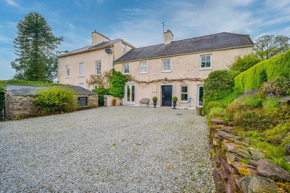 Guest annex to the right of two-storey wing