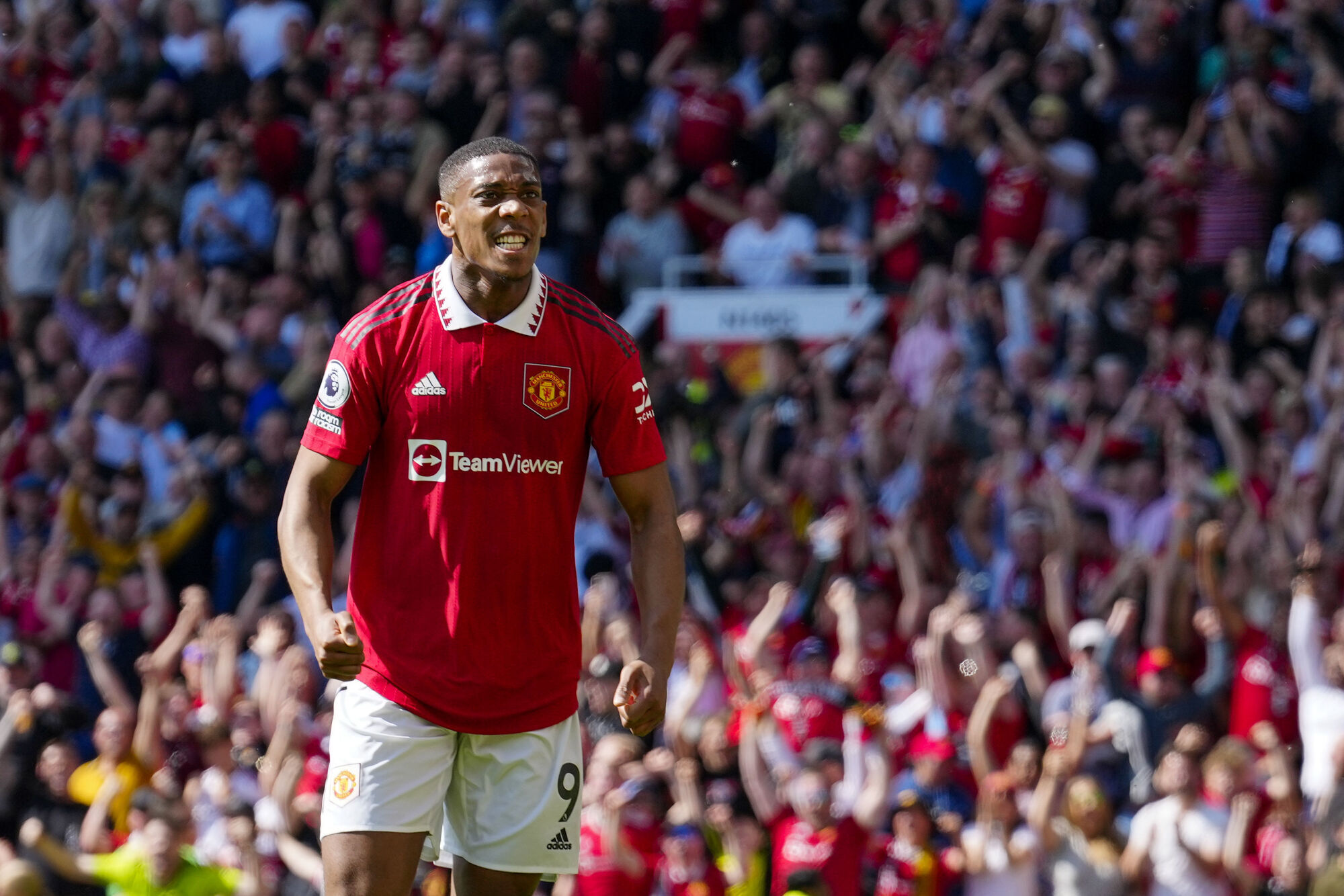 Manchester United beat Wolves to close in on top-four finish 