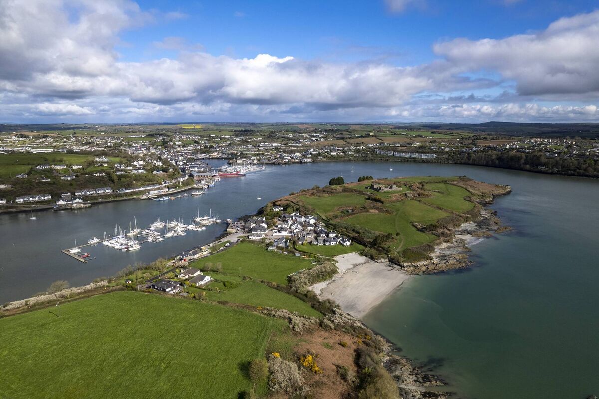 Ferryview Cottages looks over the River Bandon in Kinsale's inner harbour to the Dock, a marina and Castlepark Ferryview Cottages looks over the River Bandon in Kinsale's inner harbour to the Dock, a marina and Castlepark