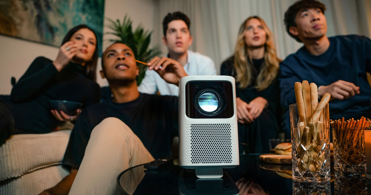 Emotn N1 Review: Compact projector with official Netflix support ...