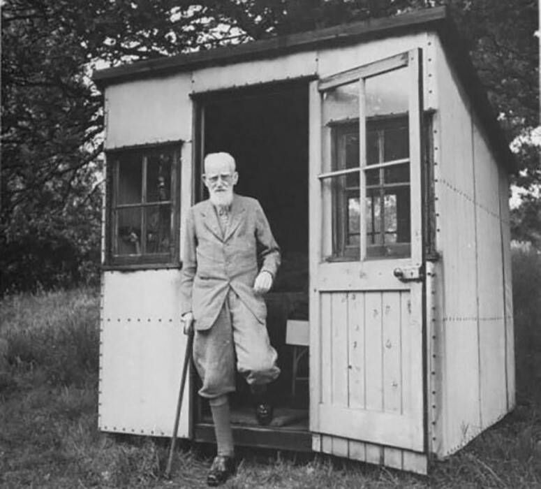 George Bernard Shaw's eco-den in his garden at Ayot St Lawrence, Hertfordshire (British Pathe, 1946). George Bernard Shaw's eco-den in his garden at Ayot St Lawrence, Hertfordshire (British Pathe, 1946).