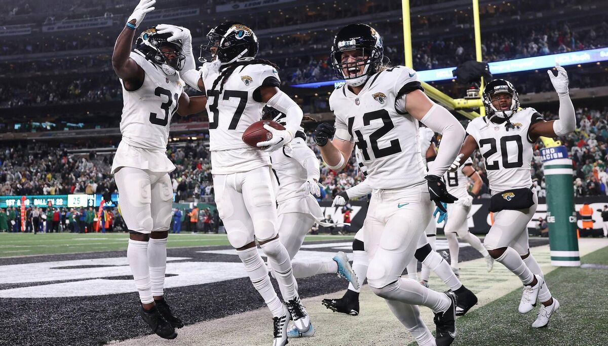 Tre Herndon #37 of the Jacksonville Jaguars celebrates with teammates. (Photo by Dustin Satloff/Getty Images) Tre Herndon #37 of the Jacksonville Jaguars celebrates with teammates. (Photo by Dustin Satloff/Getty Images)