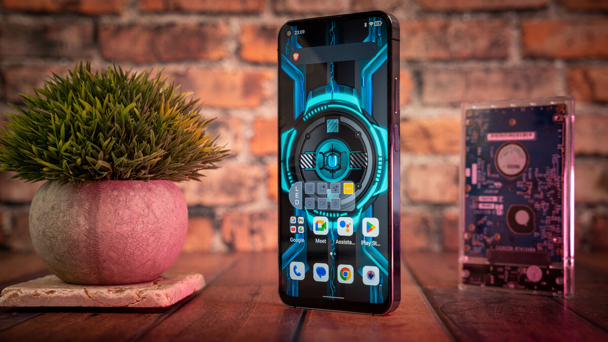 The Unihertz Luna sports a 6.81-inch display. Picture: Noel Campion.