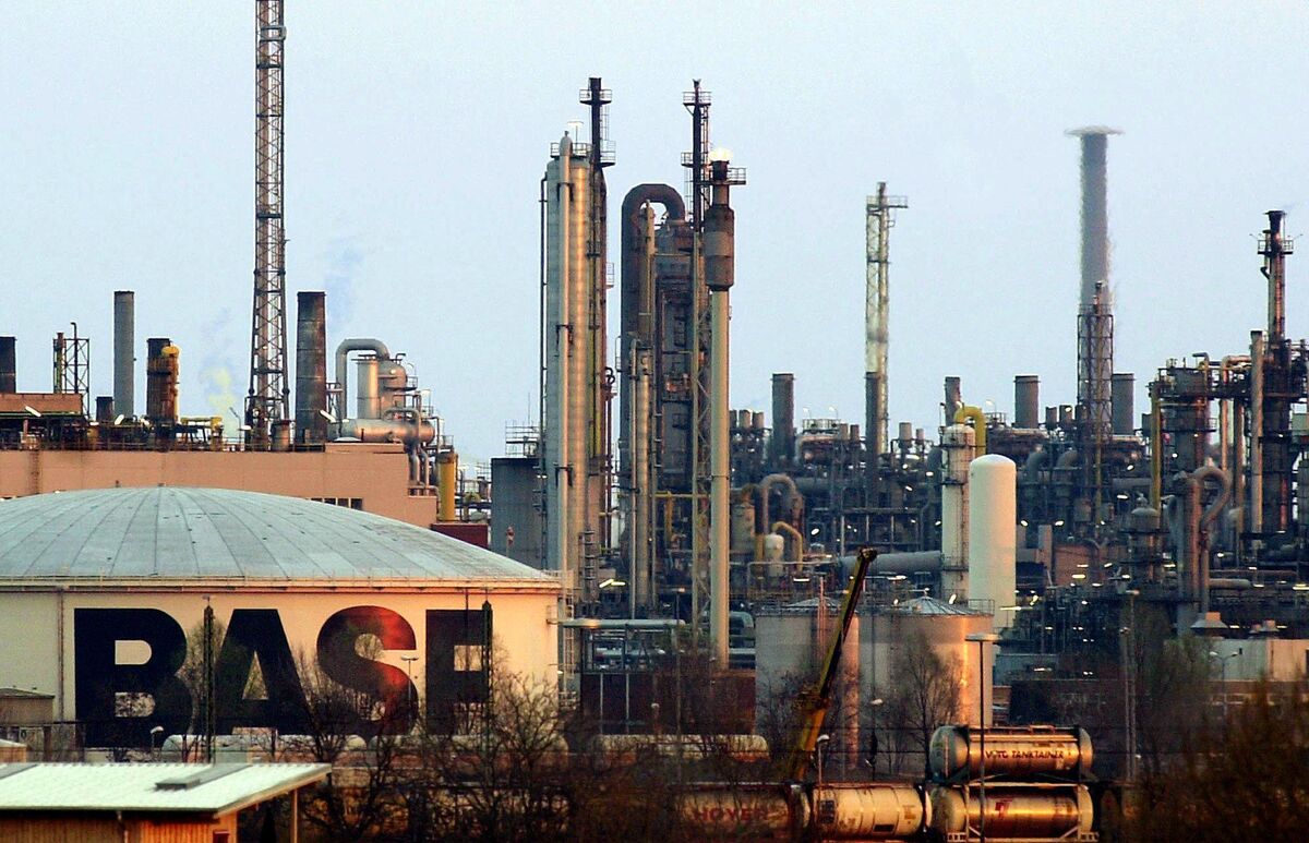 The plant of German chemical group BASF in Ludwigshafen, pictured on 13 March 2002. The company's prognosis for 2002 is that it will be a 'difficult year'. The plant of German chemical group BASF in Ludwigshafen, pictured on 13 March 2002. The company's prognosis for 2002 is that it will be a 'difficult year'.