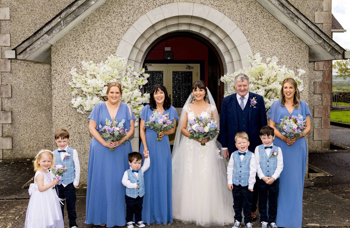 Tracey Breen with her dad Jimmy Breen and her bridesmaids, flowergirls and pageboys. Pictures: www.kerryweddingphotographer.ie 
