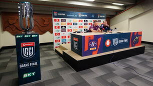 <p>COVETED: Munster captain Peter O’Mahony and head coach Graham Rowntree speaking during a press conference alongside the URC trophy. Pic: INPHO/James Crombie</p>