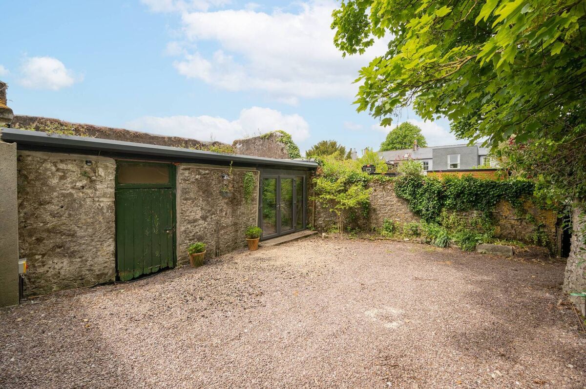 Mews/stores/gym at rear