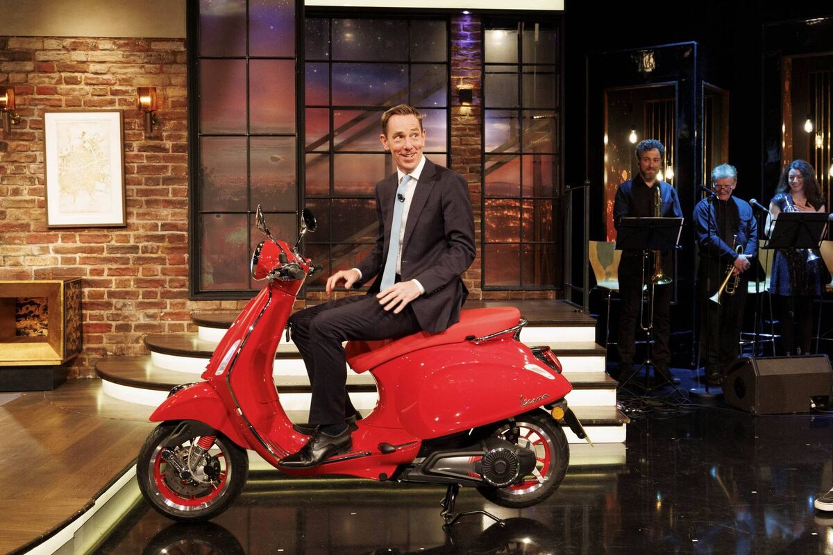 Ryan Tubridy enjoys his departing gift from U2. Picture: Andres Poveda Ryan Tubridy enjoys his departing gift from U2. Picture: Andres Poveda