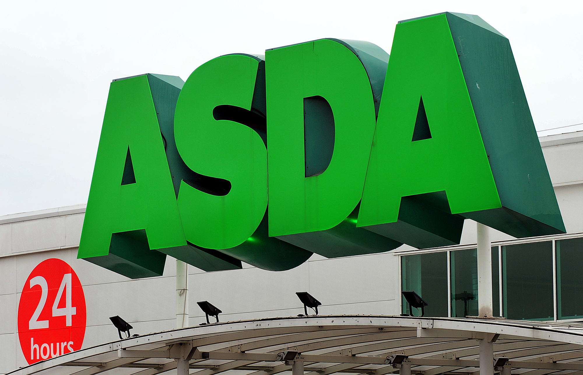 Supermarket giant Asda clinches €2.63bn fuel and convenience stores deal
