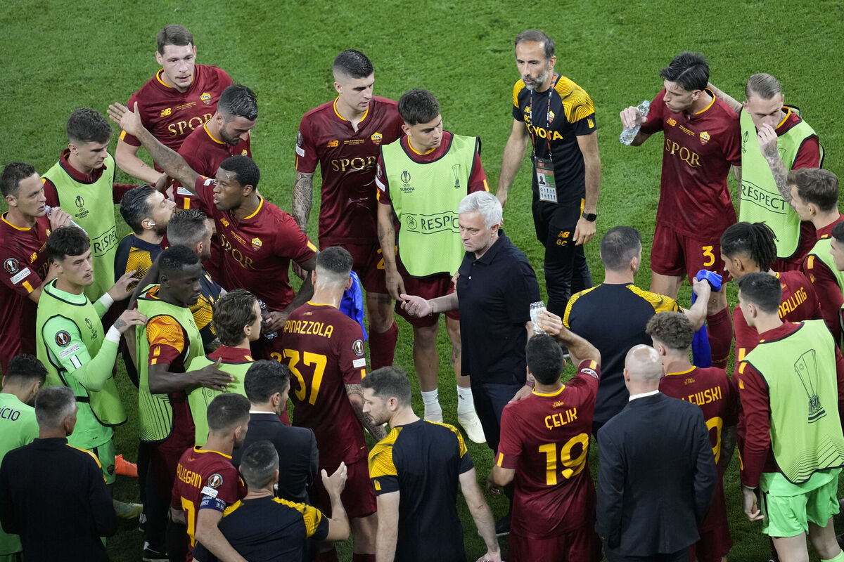Roma's head coach Jose Mourinho talks to his players before the extra time period. Pic: AP Photo/Darko Vojinovic