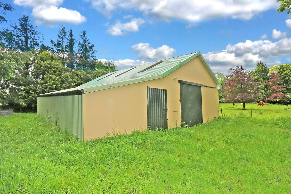 Stables on paddock fenced 1.2 acres extra
