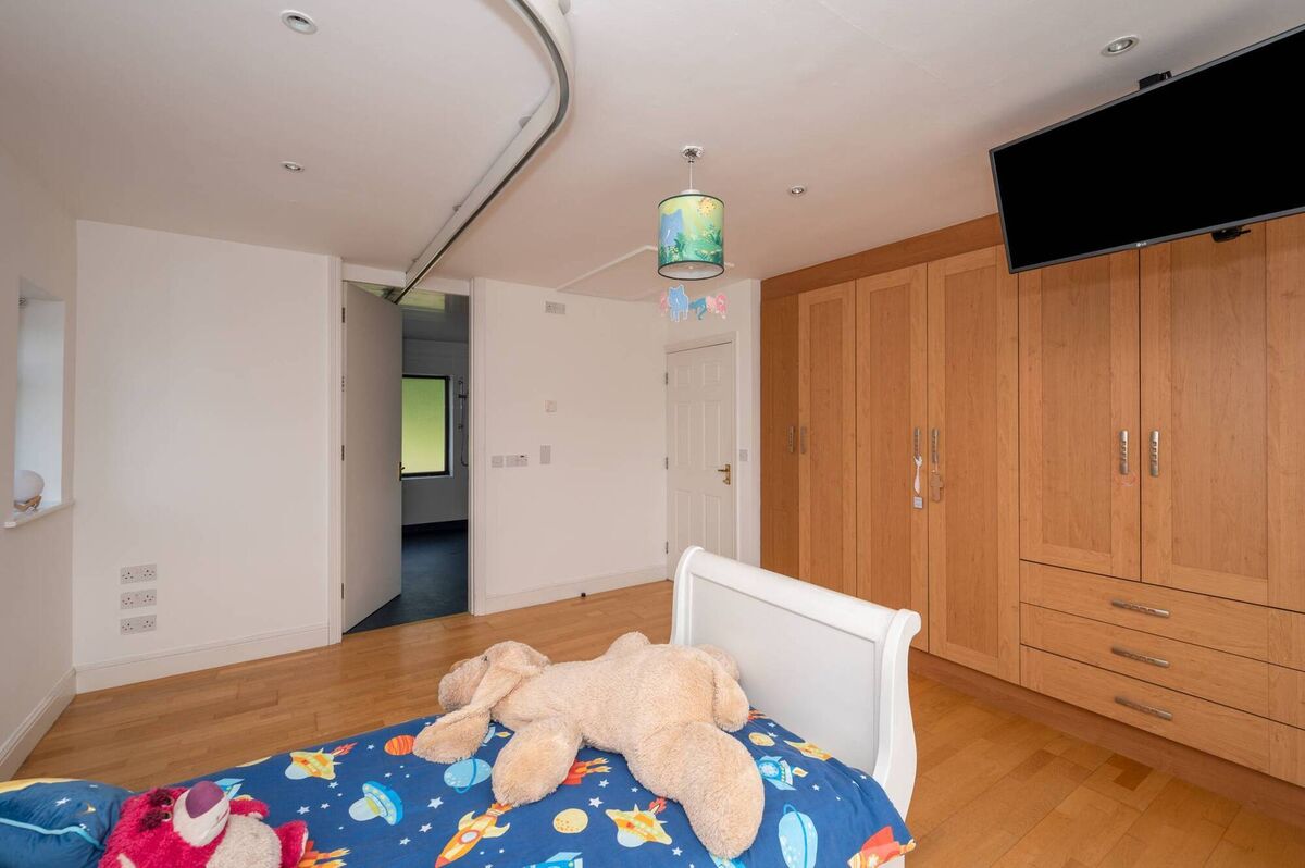 Bedroom with hoist (can be removed) to wet room