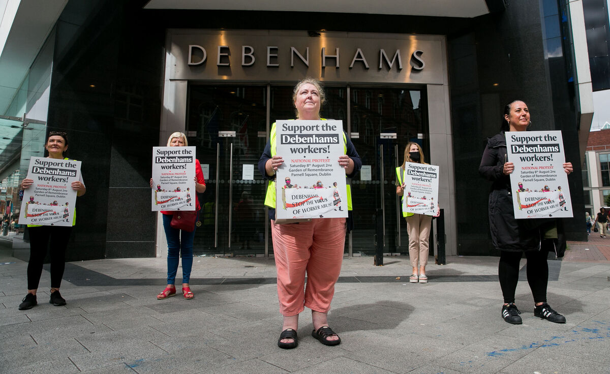 Shop Steward Jane Crowe, centre, with Debenhams staff outside Debenhams store on Henry St, Dublin.