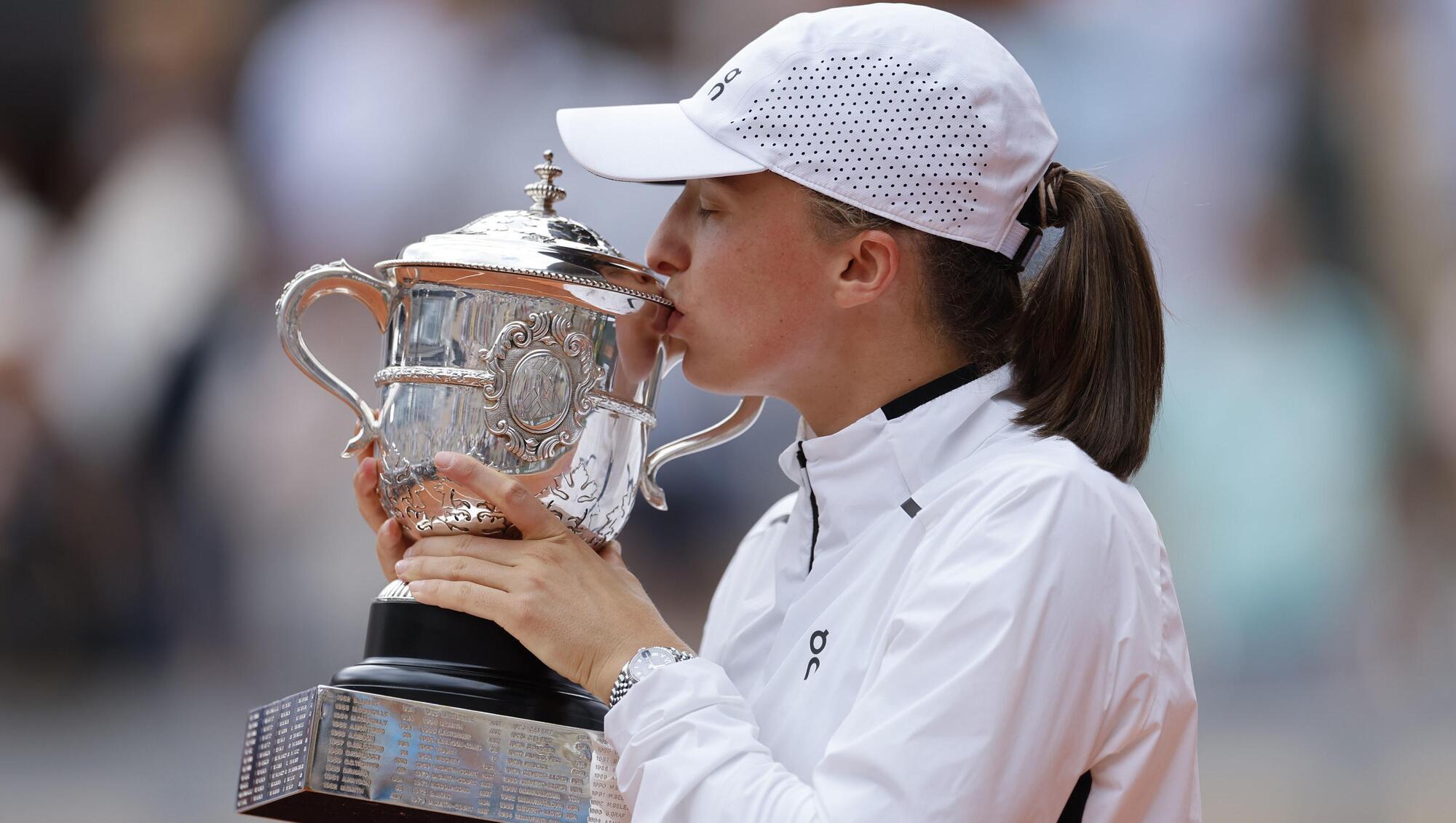 Iga Swiatek beats Karolina Muchova in epic to win third French Open