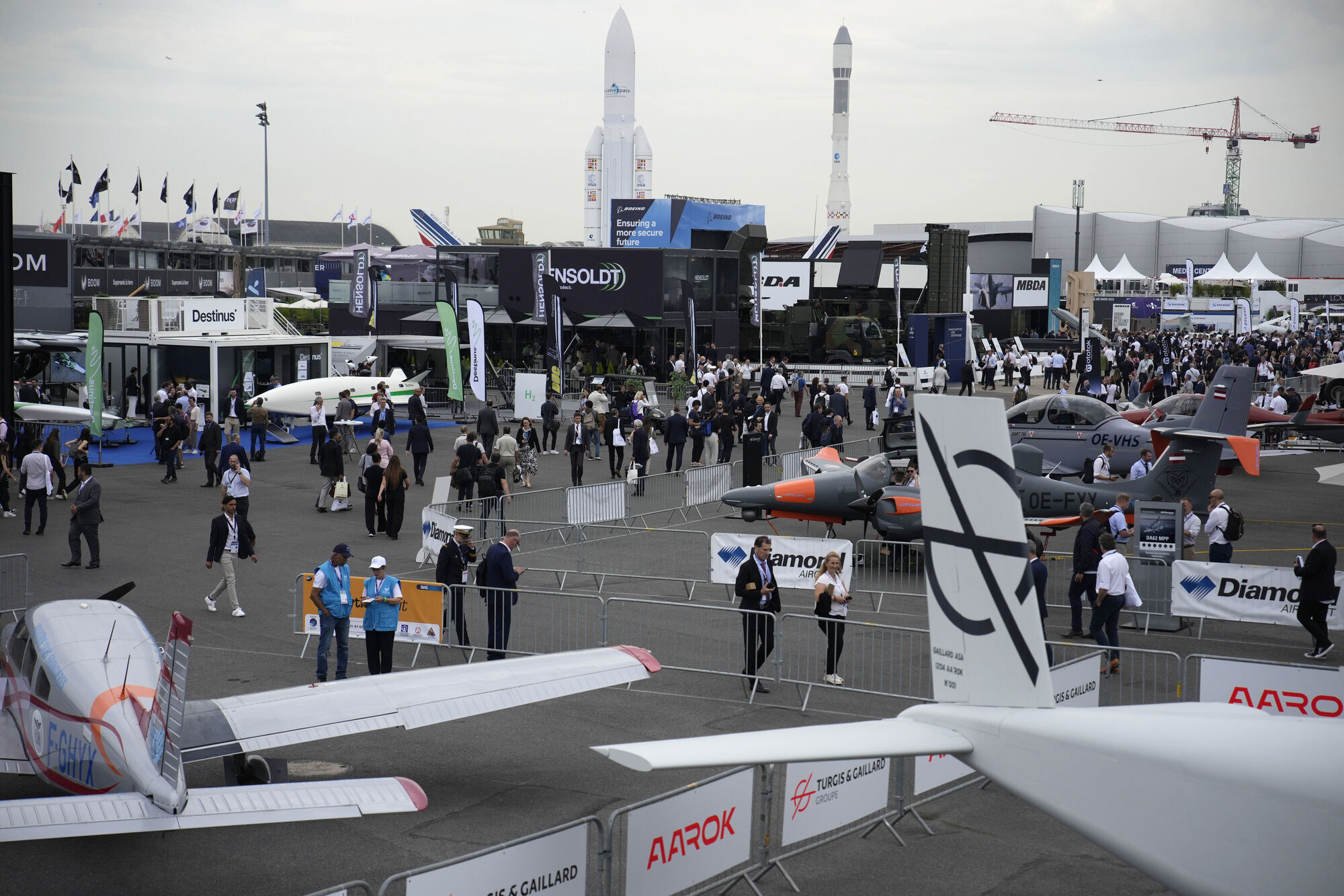 Aircraft mega-deals prompt bubble warning from industry veterans