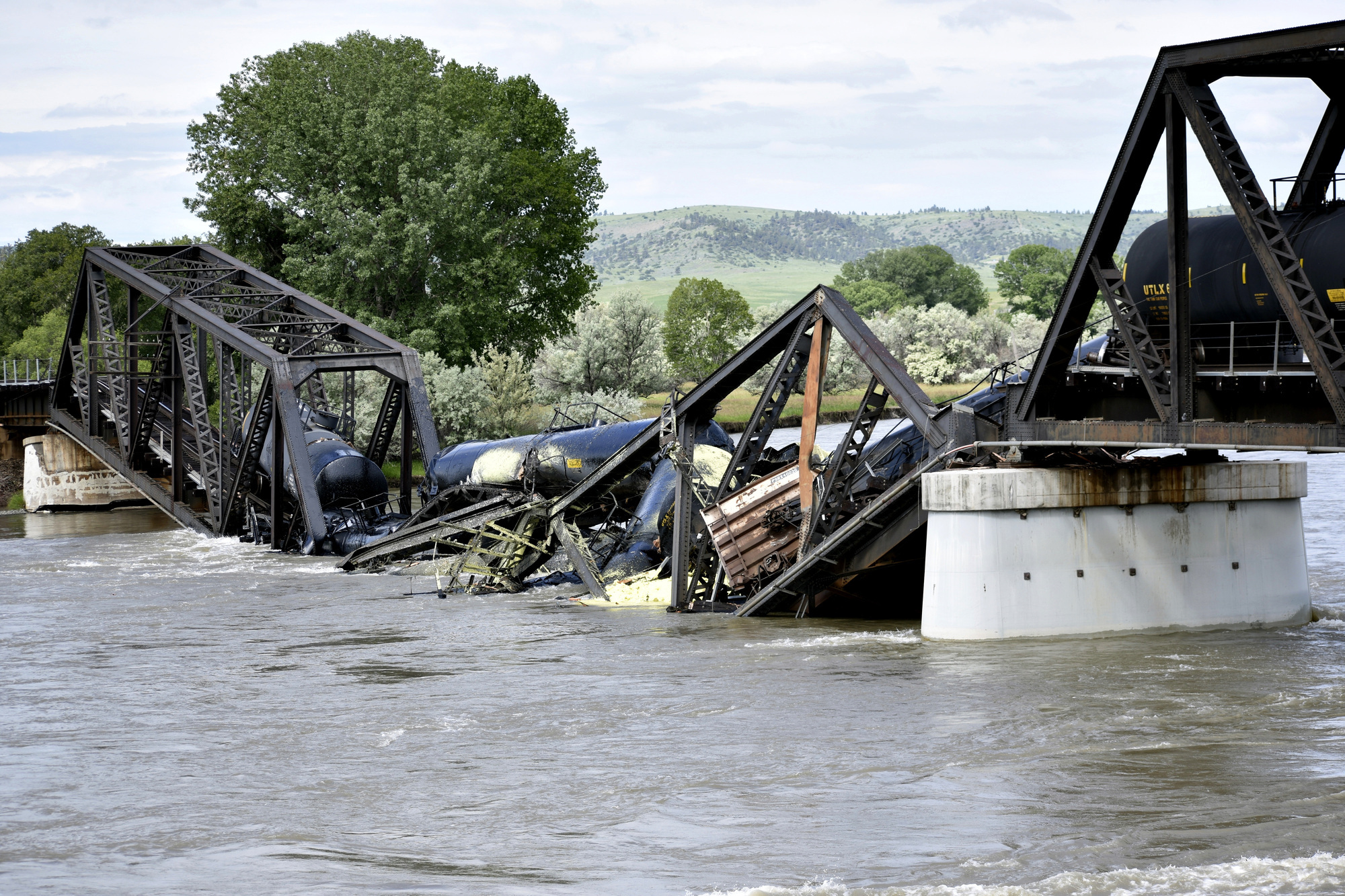 Clean-up begins after train with hazardous load falls into Yellowstone River