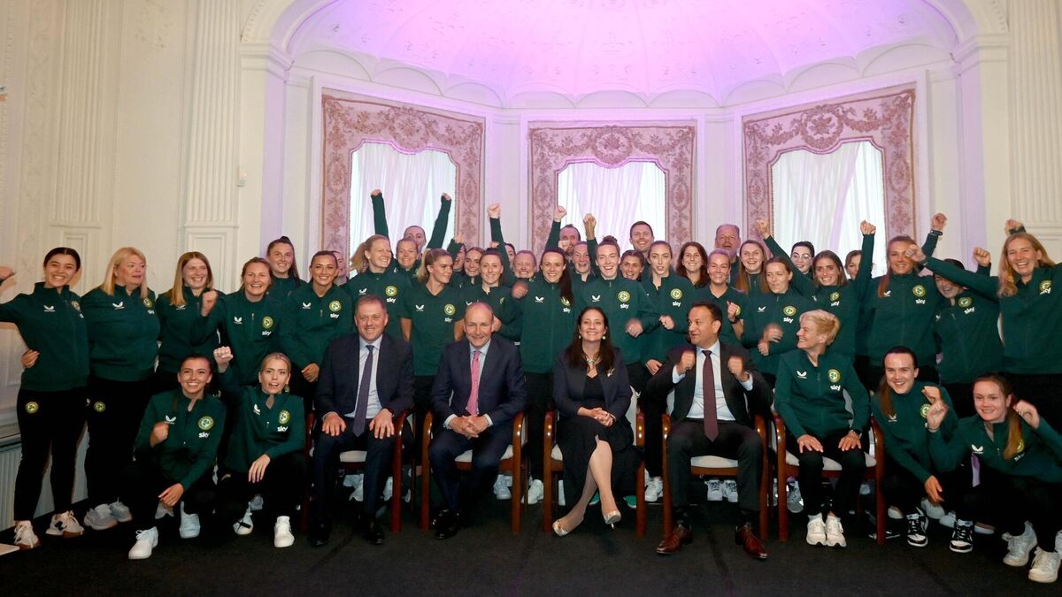 Republic of Ireland players and staff with Tánaiste Micheál Martin, Sports Minister Catherine Martin, Taoiseach Leo Varadkar, and manager Vera Pauw. Picture: Stephen McCarthy/Sportsfile
