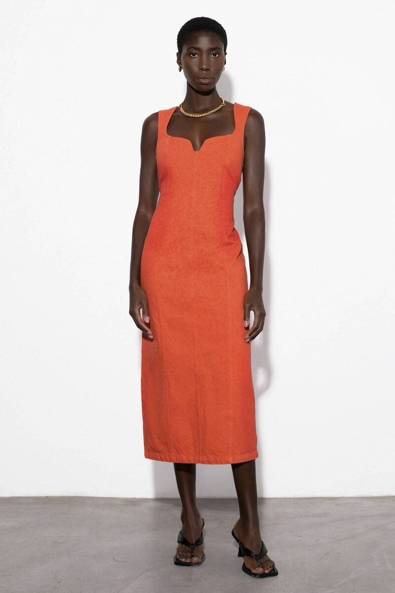 ‘Isla’ TENCEL™ Lyocell and linen midi dress, Mara Hoffman, €680 ‘Isla’ TENCEL™ Lyocell and linen midi dress, Mara Hoffman, €680